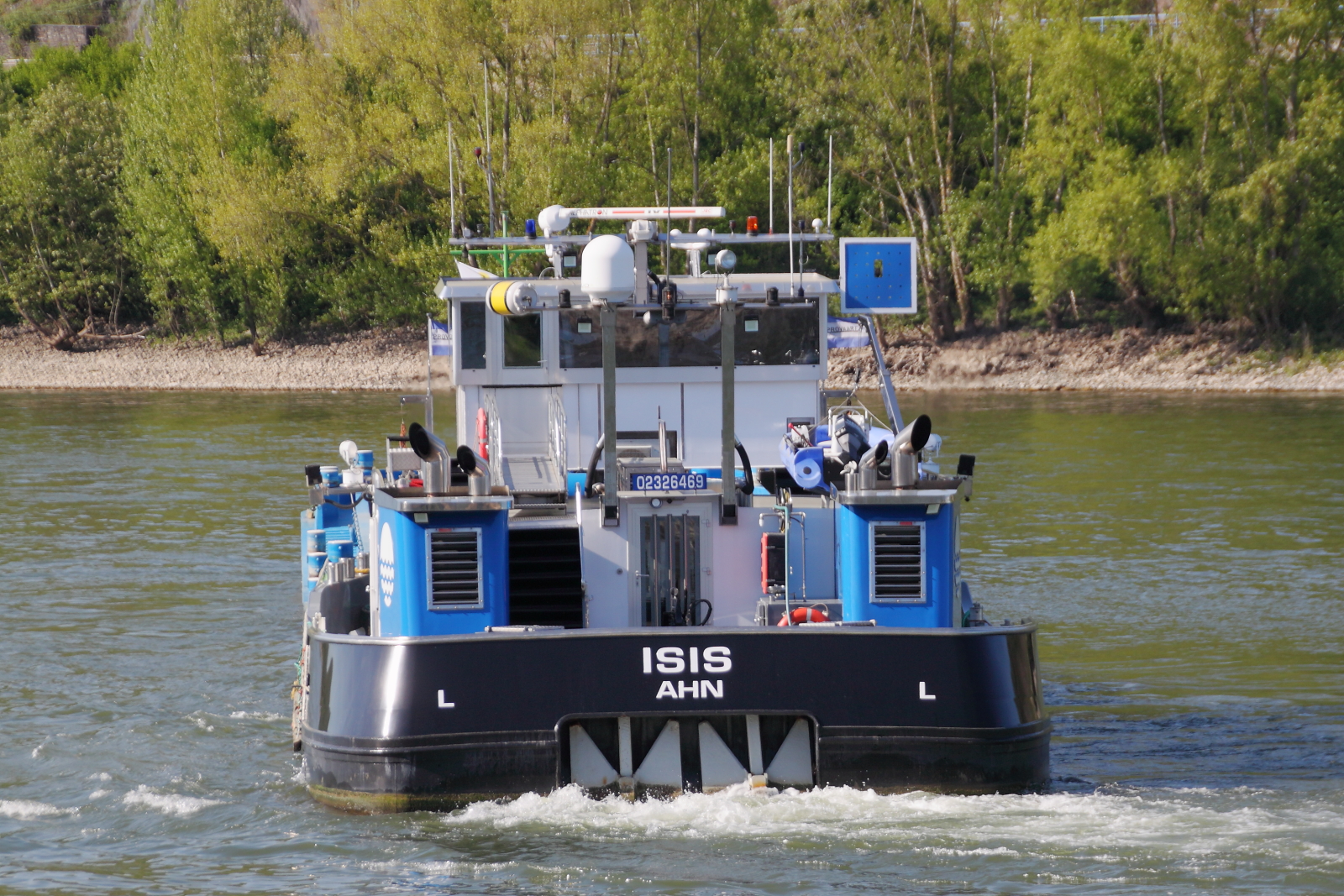 Heckansicht des Schubbootes ISIS (ENI: 02326469), gemeldet in Ahn/Lux, Baujahr 2004. Auf dem Rhein bei Andernach am 30.04.2025.