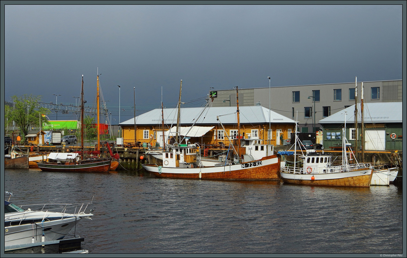 Historische Fischkutter im Hafen Trondheim: In der Mitte die  Tampen 1 , rechts die  Besten . (Trondheim, 25.05.2023)