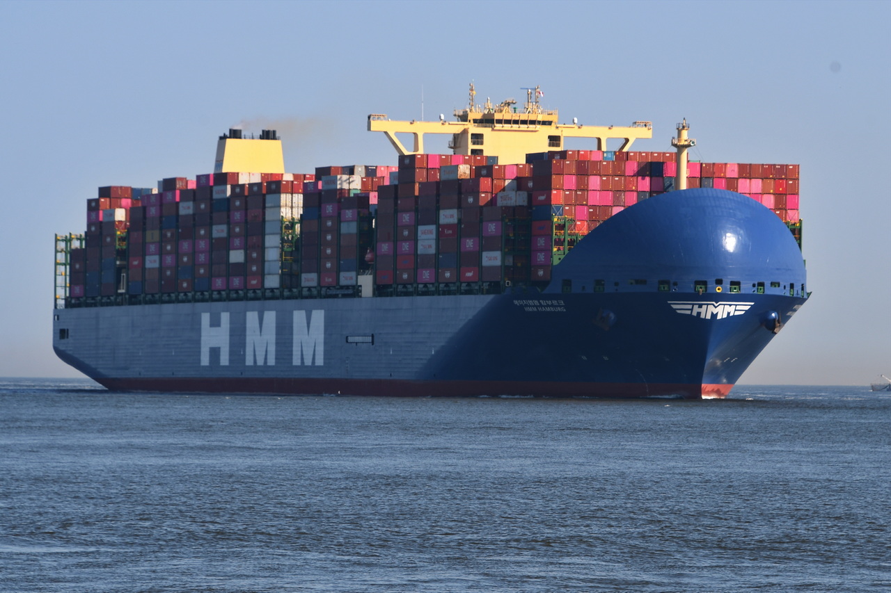 HMM HAMBURG  , Containerschiff , IMO 9863338 , Baujahr 2020 , 400 x 61 m , 23964 TEU , 26.05.2026 , Cuxhaven-Alte Liebe