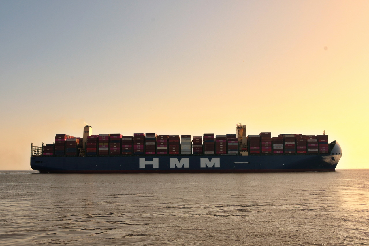 HMM HAMBURG  , Containerschiff , IMO 9863338 , Baujahr 2020 , 400 x 61 m , 23964 TEU , 26.05.2026 , Cuxhaven-Alte Liebe