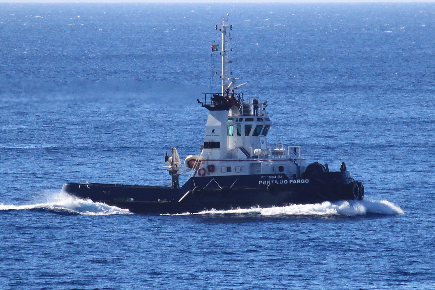 Hochseeschlepper PONTA DO PARGO (IMO: 9356270, MMSI: 255627000), Flagge: Portugal, Baujahr: 2006. Aufgenommen am 16.06.2023 vor Canico, Madeira.

