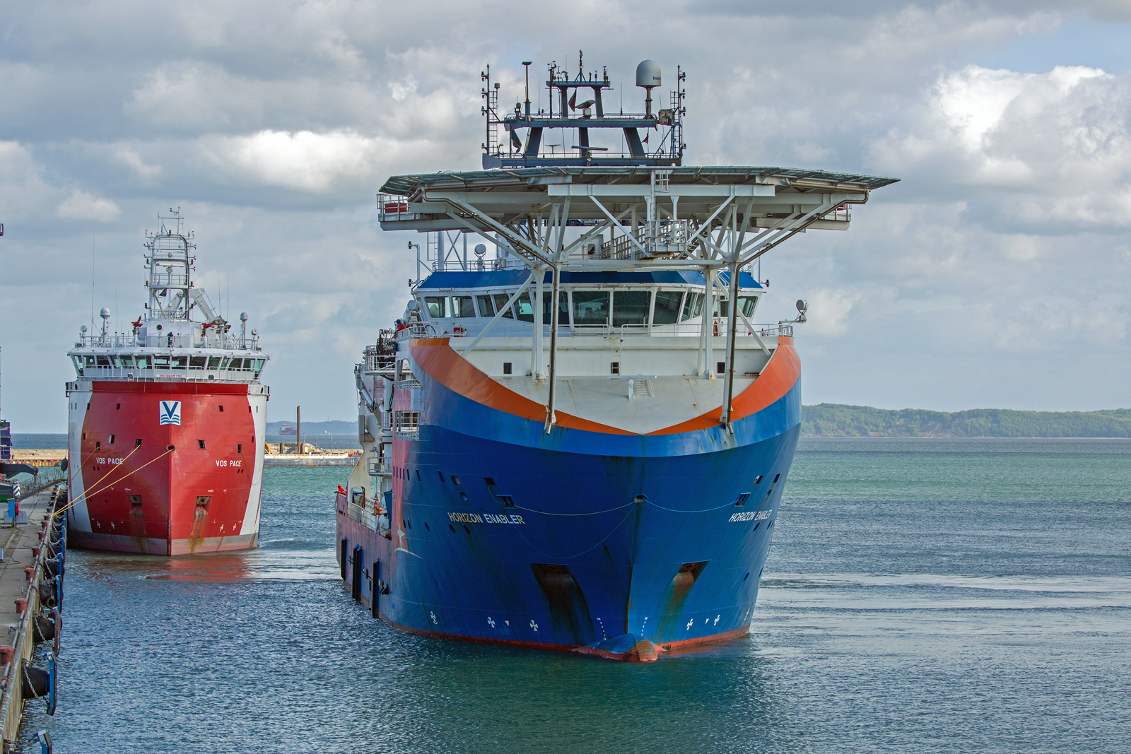 HORIZON ENABLER (IMO 9440203) beim Anlegen im Mukraner Hafen vor VOS PACE (IMO 9685750). - 17.05.2023


