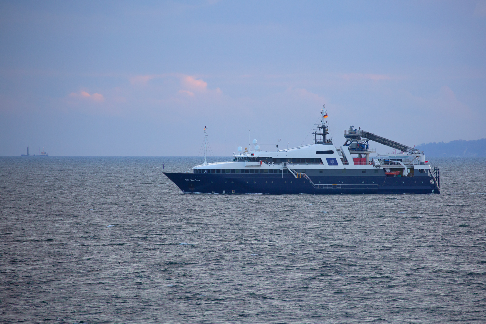 Hotelschiff DP GEZINA (IMO 9295103) vor Sassnitz. - 07.11.2023