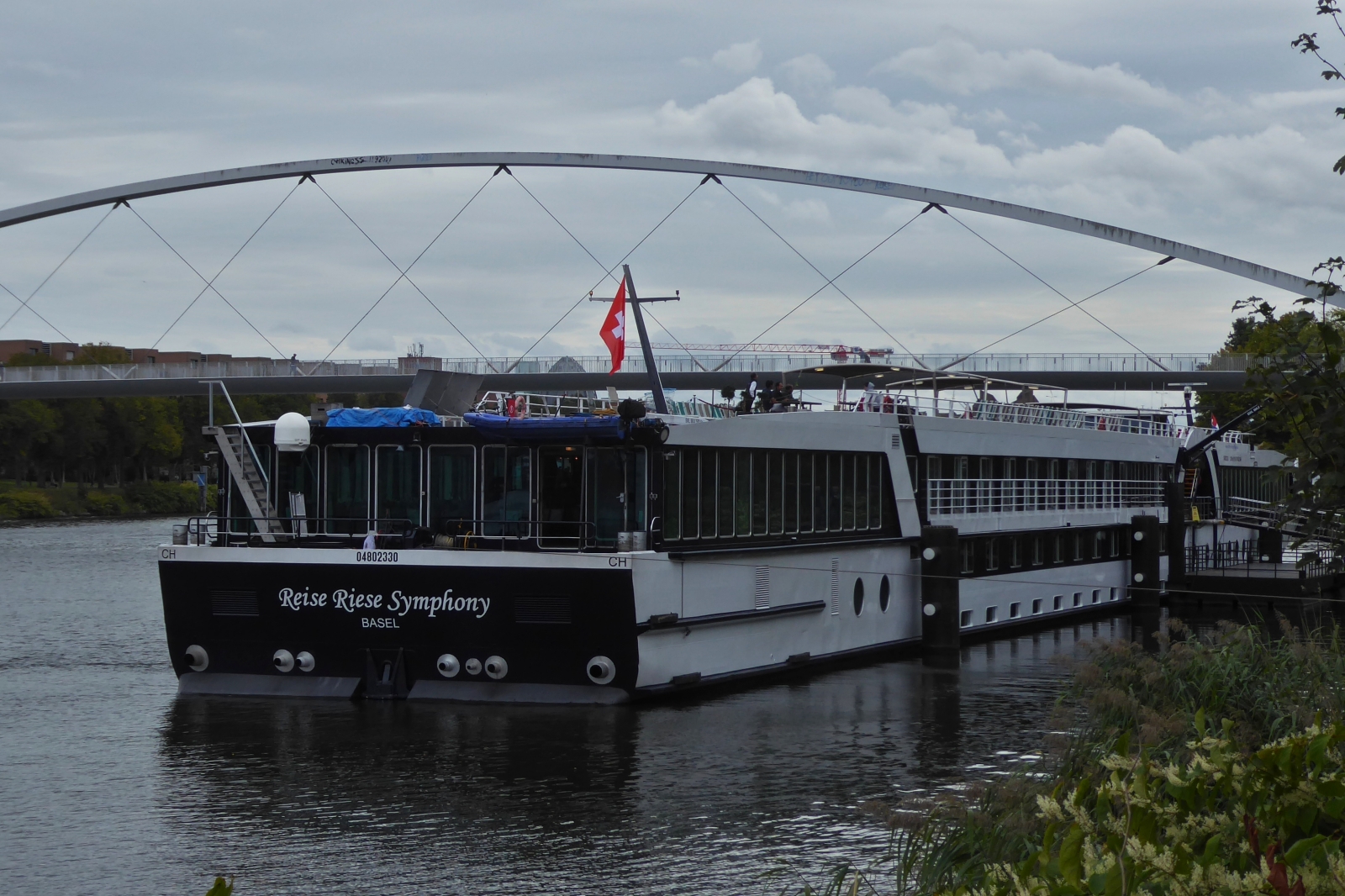 Hotelschiff Reise Riese Symphony, ENI 04802330, L 110m; B 11,40 m; Passagiere 140; gemeldet in Basel liegt am Anleger in Maastricht. 09.2025