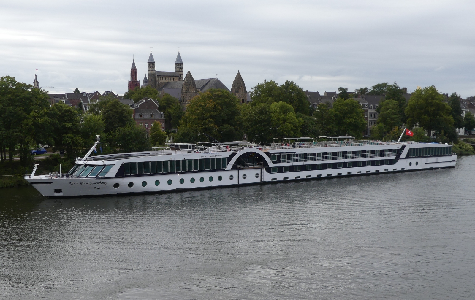 Hotelschiff Reise Riese Symphony, ENI 04802330, gemeldet in Basel, liegt am Anleger in Maastricht, aufgenommen von de Hoge Brug. 09.2025
