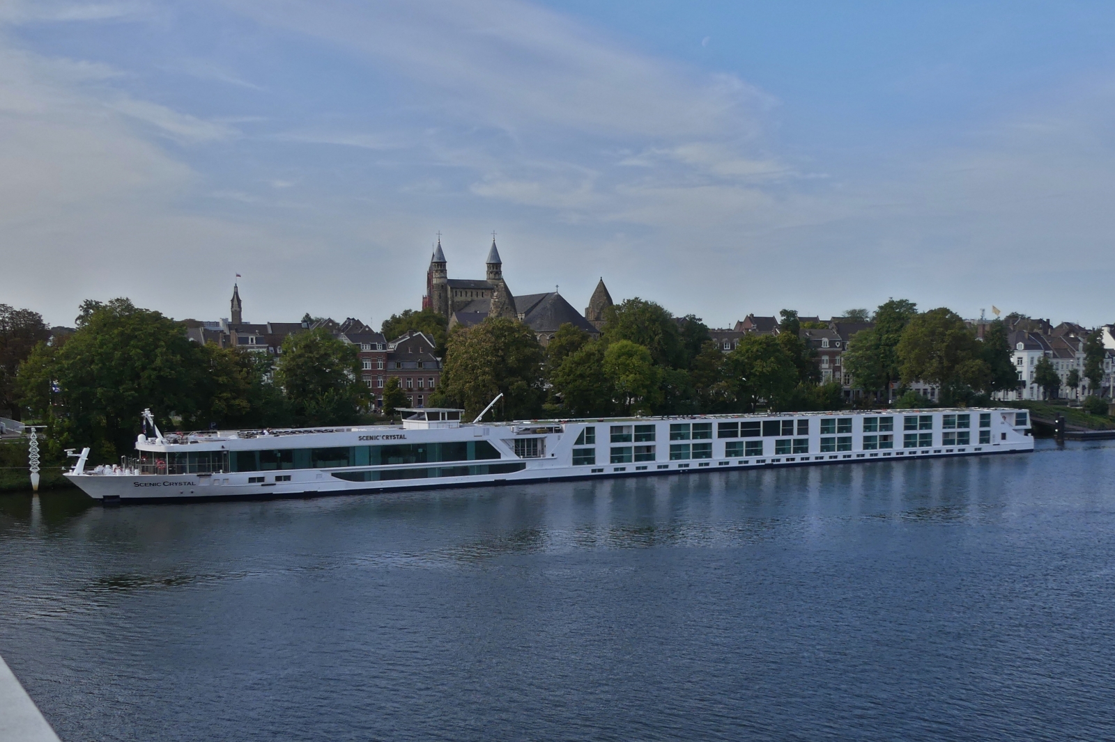 Hotelschiff Scenic Crystal ENI 023341159, Bj 2012; L 135 m; B 11,40 m; Betreiber: Scenic Tours, Heimathafen: Valetta, am Kai in Maastricht auf der Maas. 06.10.2023.