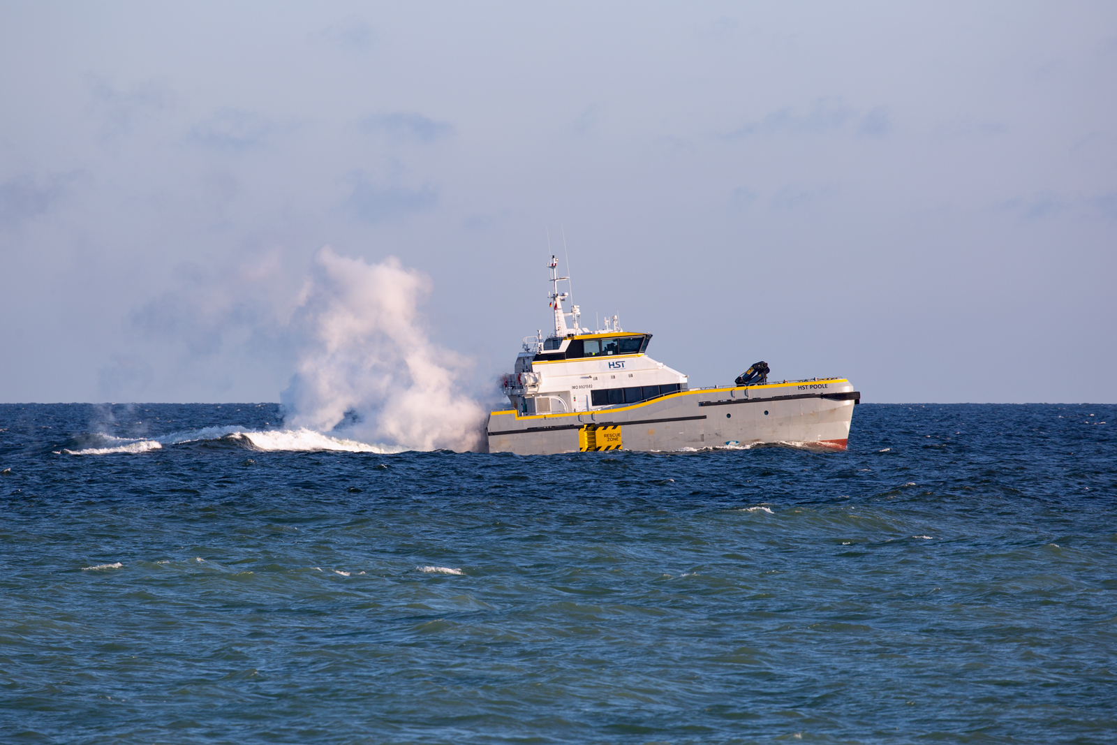 HST POOLE (IMO 9921582) mit eigener Wolkenmaschine auf der Fahrt nach Mukran. - 07.03.2024