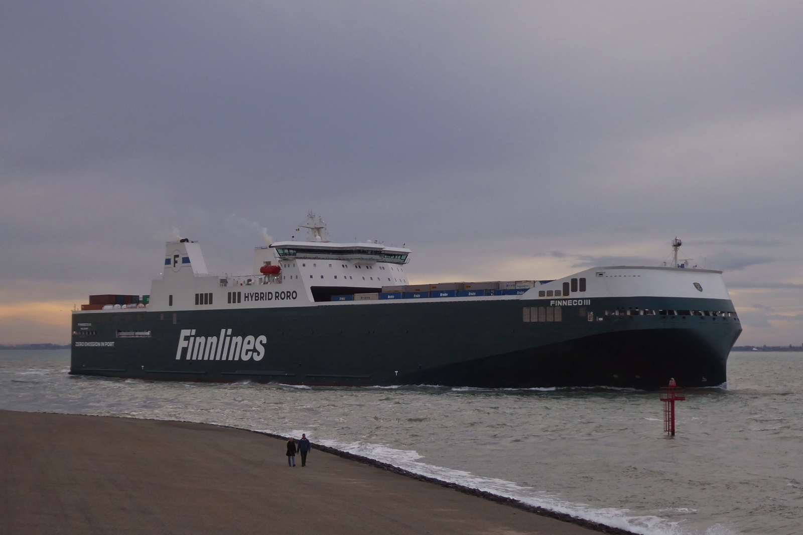 Hybrid RO-RO Schiff FINNECO lll, auf der Schelde bei Vlissingen unterwegs in Richtung Nordsee. 05.11.2022