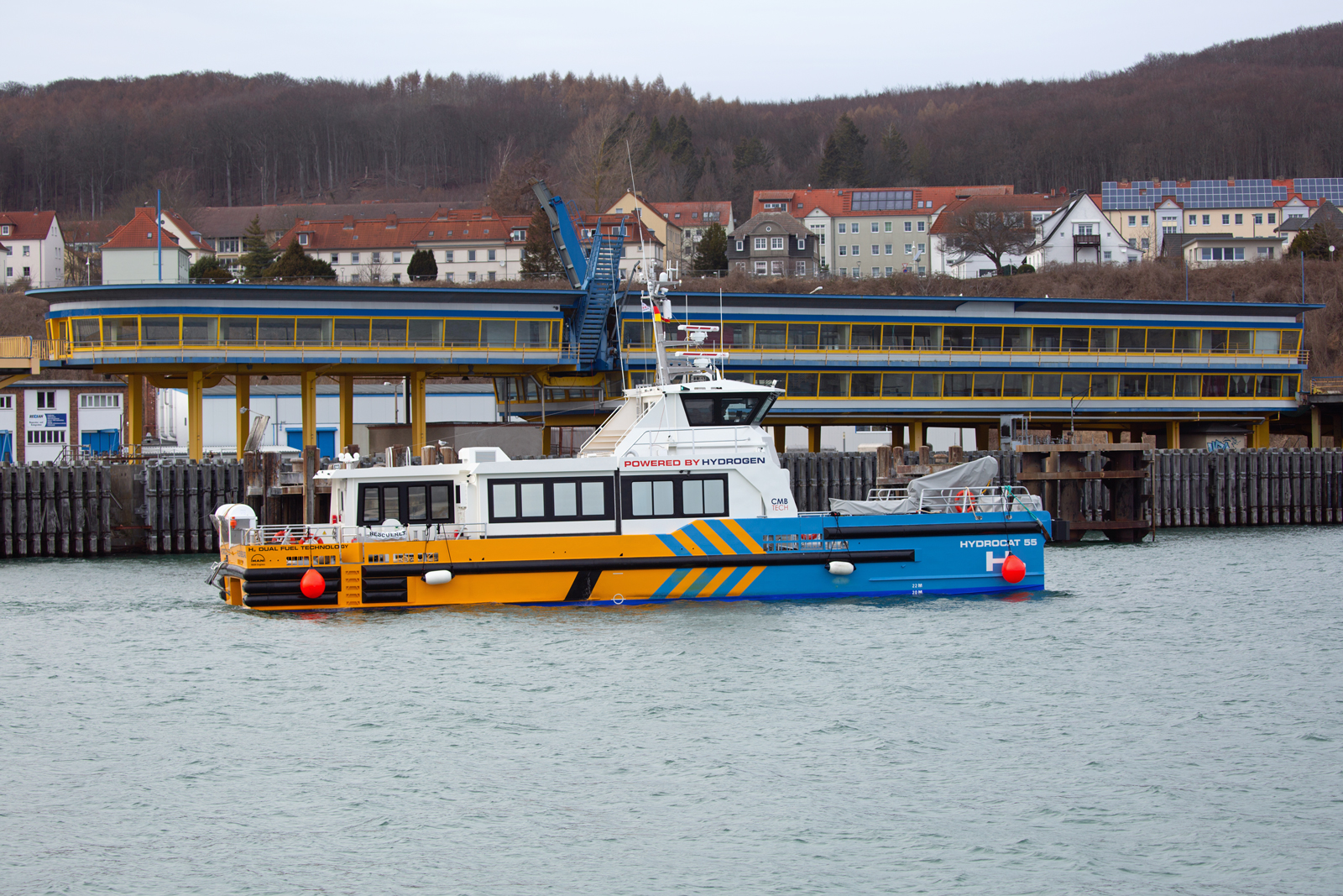 HYDROCAT 55 (IMO 9949601) fährt mit Diesel als auch mit Wasserstoff, hier im Sassnitzer Hafen vor dem sogenannten Glasbahnhof. 12.03.2023