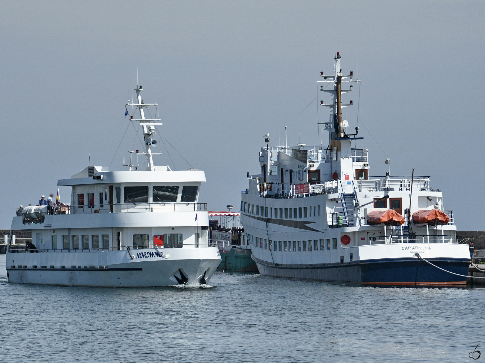 Im Bild die Fahrgastschiffe NORDWIND (IMO: 9506241) und CAP ARKONA (IMO: 7802108). (Sassnitz, August 2023)