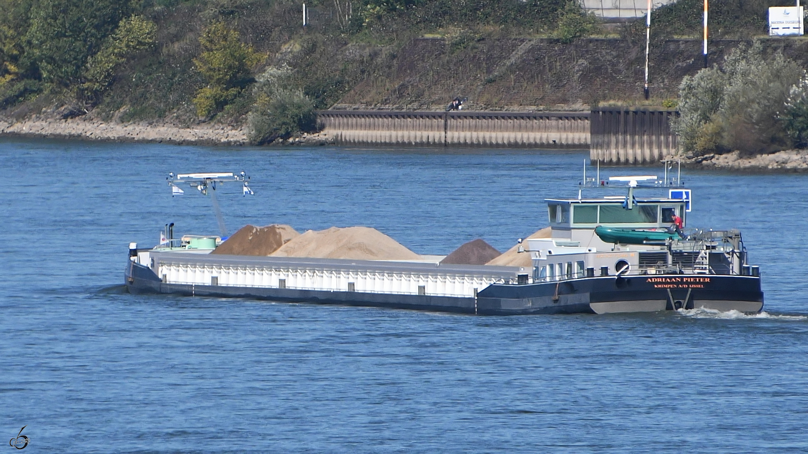 Im Bild das Gütermotorschiff ADRIAAN PIETER (ENI: 02327246), welches Ende September 2025 auf dem Rhein unterwegs war.