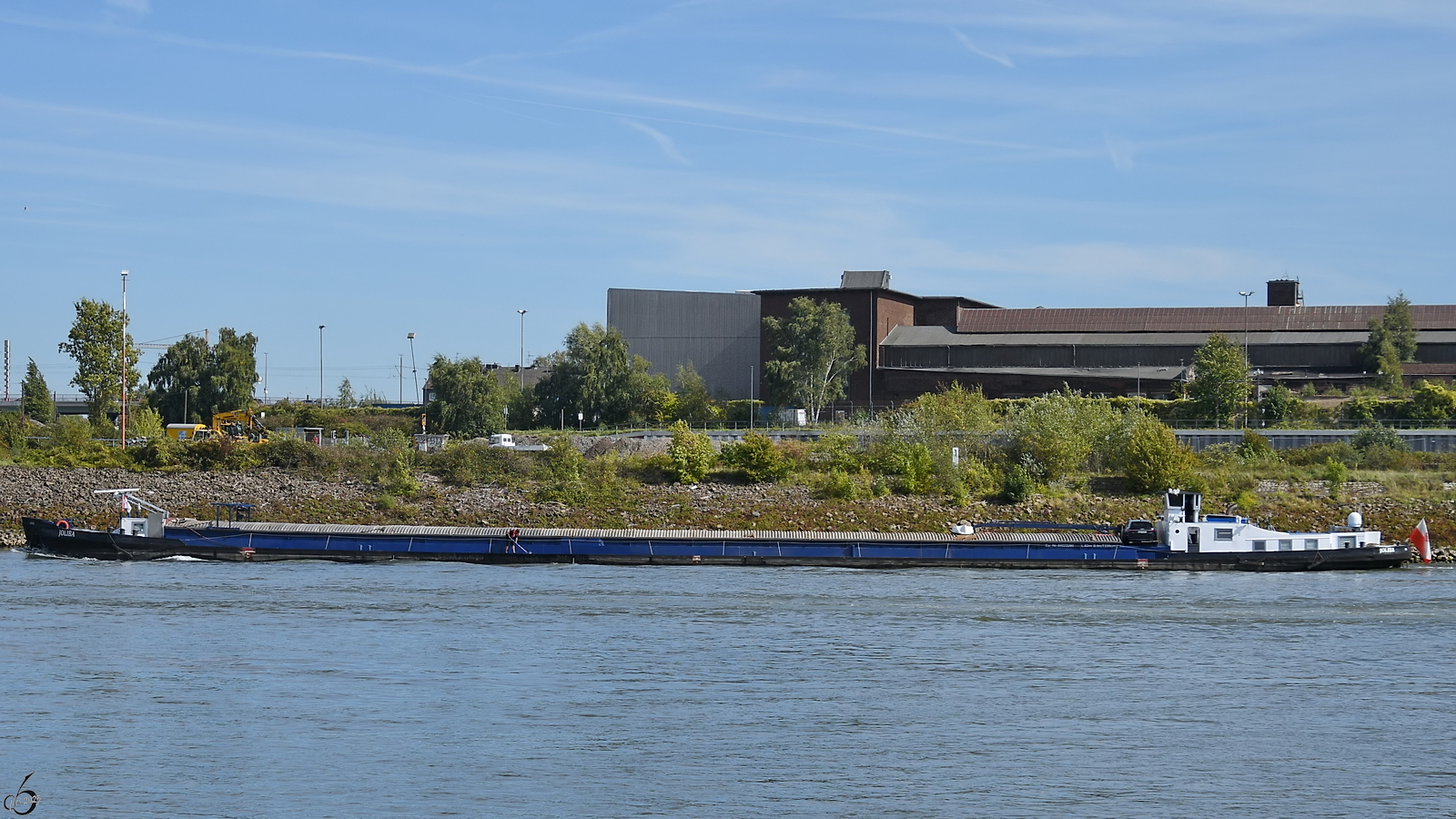 Im Bild das Gütermotorschiff JOLIBA (ENI: 04022290), welches Ende September 2025 auf dem Rhein bei Duisburg unterwegs war.
