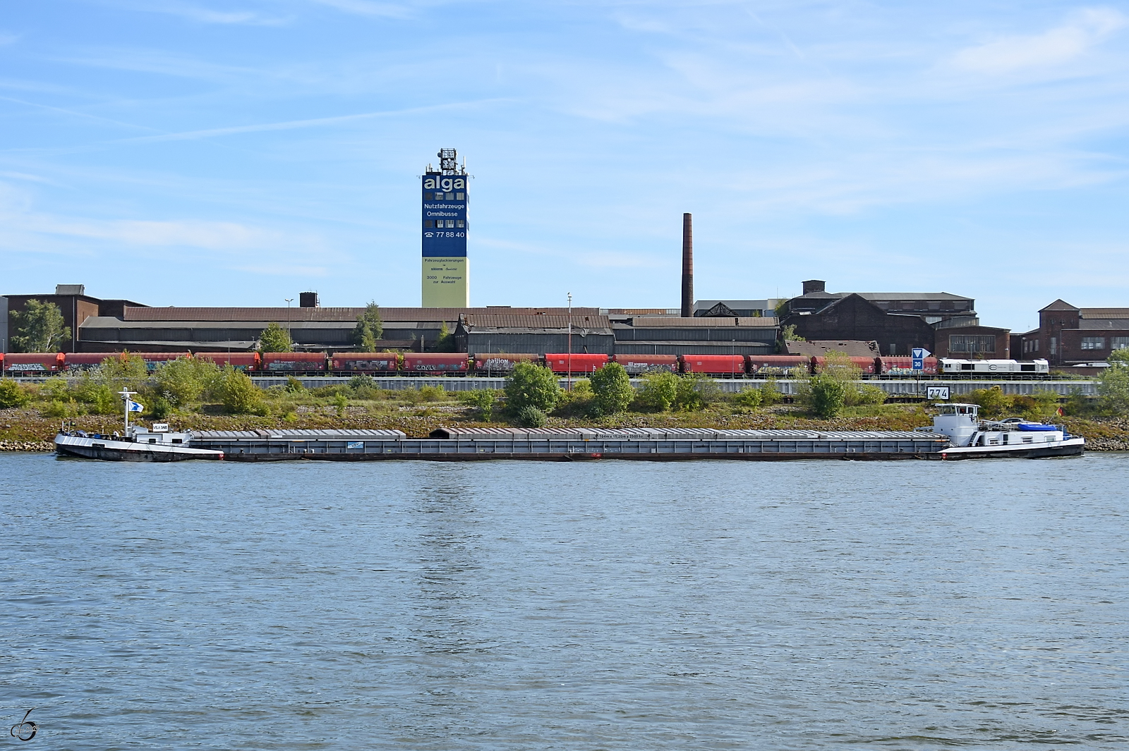 Im Bild das Gütermotorschiff VELA DARE (ENI: 02328984), welches im September 2025 auf dem Rhein bei Duisburg unterwegs war.
