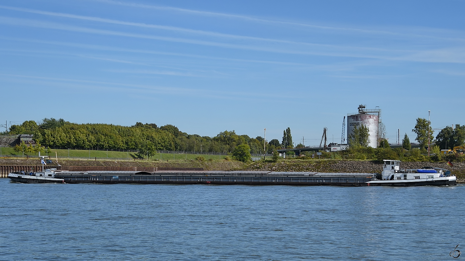 Im Bild das Gütermotorschiff VELA DARE (ENI: 02328984), welches im September 2025 auf dem Rhein bei Duisburg unterwegs war.