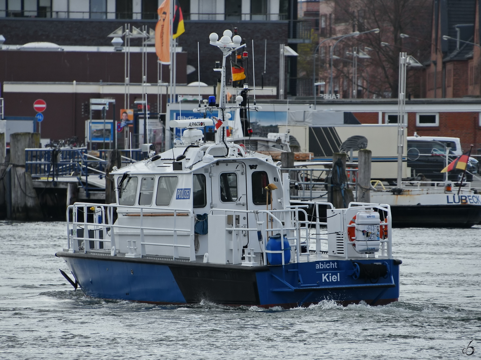 Im Bild das Polizeiboot HABICHT der WSP Schleswig-Holstein, welches Anfang Mai 2023 in Travemünde unterwegs war.