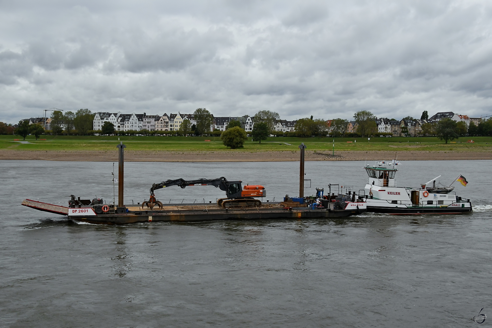 Im Bild das Schubboot KEILER (ENI: 05025880), welches Anfang September 2026 einen Arbeitsponton (DP 2601, ENI: 05026010) durch D�sseldorf schob.