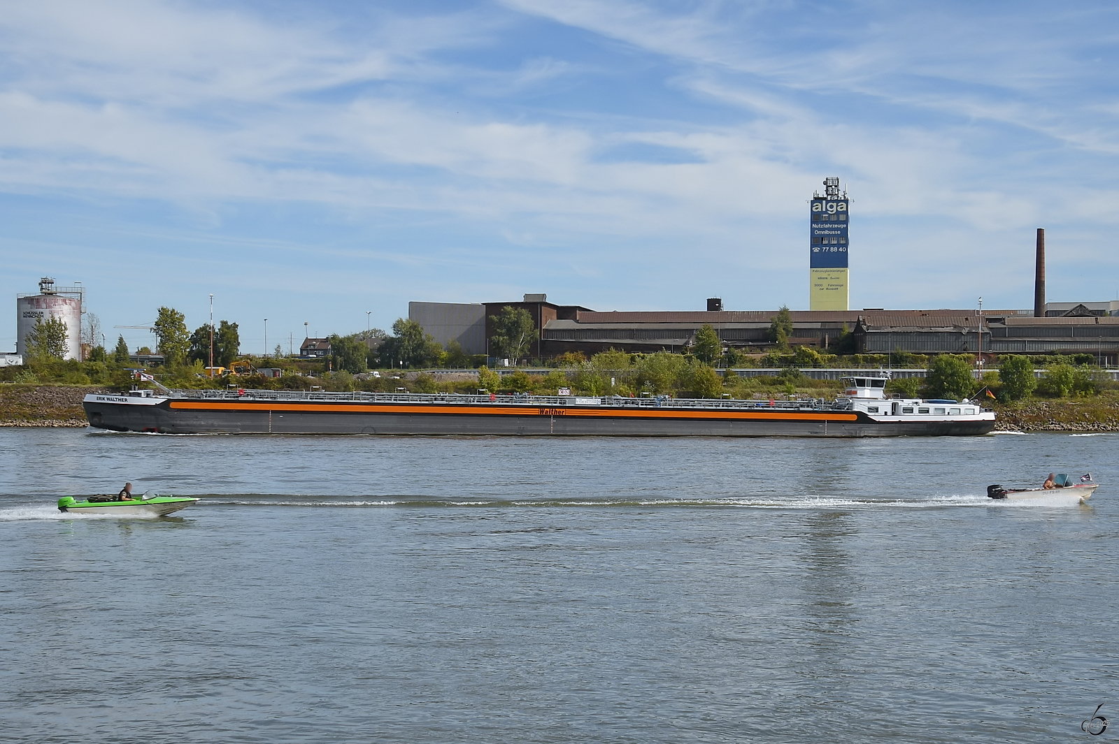 Im Bild der Tanker ERIK WALTHER (ENI: 02337536) und zwei kleine Motorboote (DU-FS 69, DU-X 77), welche sich Ende September 2025 auf dem Rhein bei Duisburg befunden haben.
