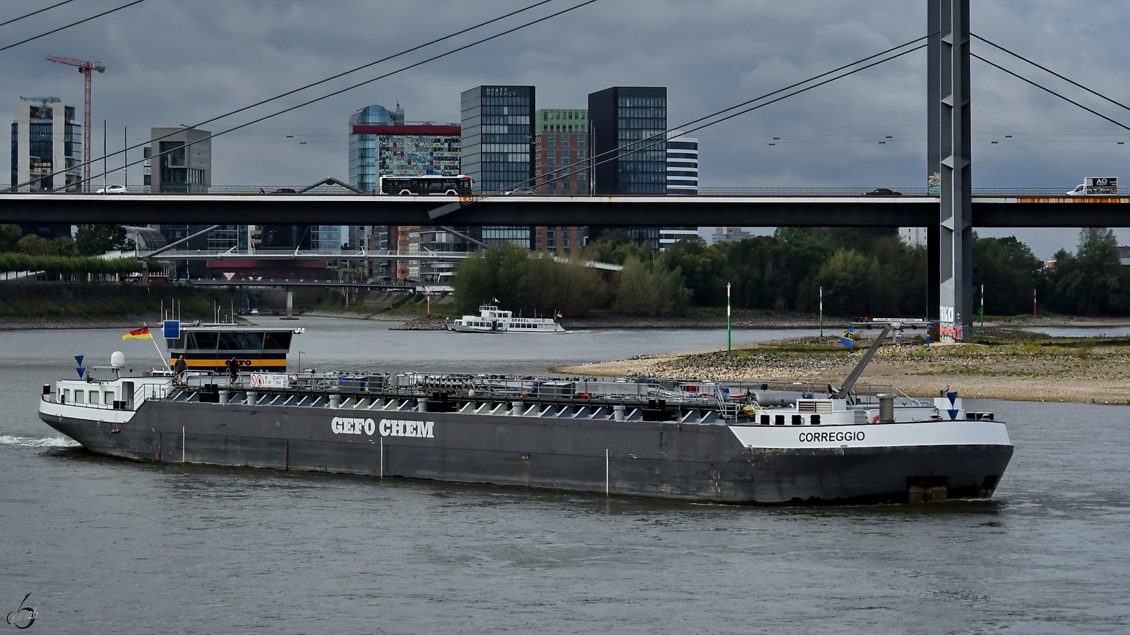 Im Bild das Tankmotorschiff CORREGGIO (ENI: 02340117) und im Hintergrund das Ausflugsschiff D�SSEL (ENI: 04200160). (D�sseldorf, September 2026)