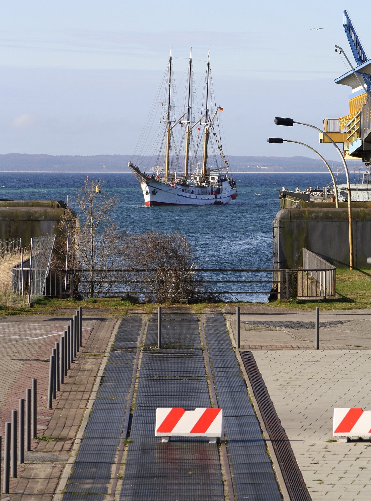 Im Bild vorn: Gleisende am linken (von der Fußgängerbrücke aus gesehen) Fährbett im Stadthafen Sassnitz. Der Endbahnhof Sassnitz (bis 1993: Saßnitz) befindet sich nördlich des Stadtkerns und ist als Kopfbahnhof angelegt. Von hier aus führte die Anschlussstrecke 6777 in einem langen Linksbogen zum Bahnhof Sassnitz Hafen, wobei sie auf einer Strecke von rund zwei Kilometern einen Höhenunterschied von knapp 35 Metern überwand. Der Bahnhof Sassnitz Hafen diente abgesehen von einem Anschluss zu einer Fischfabrik bis zur Verlagerung ausschließlich dem Fährbetrieb Richtung Trelleborg. Wegen des Platzmangels war zur Bedienung der beiden Fährbetten eine weitere Spitzkehre erforderlich.| Im Bild hinten:  GROSSHERZOGIN ELISABETH : Flagge Deutschland - Heimathafen: Elsfleth, Schulschiffverein „Großherzogin Elisabeth“ e. V., Stapellauf 1909, IMO-Nr. 5309413 | Aufnahme vom April 2016 (einige Angaben aus wikipedia)