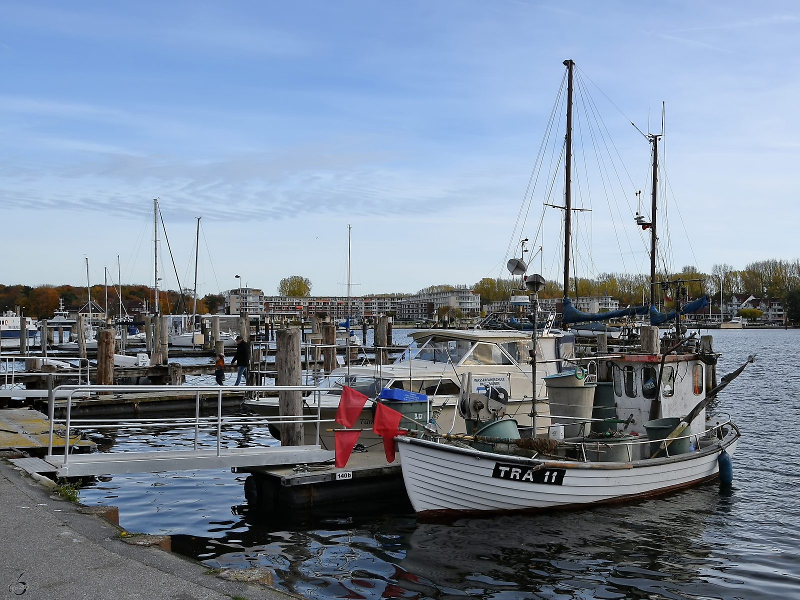 Im Fischereihafen von Travemünde war Anfang November 2025 das Fischereiboot TRA 11 zu sehen.
