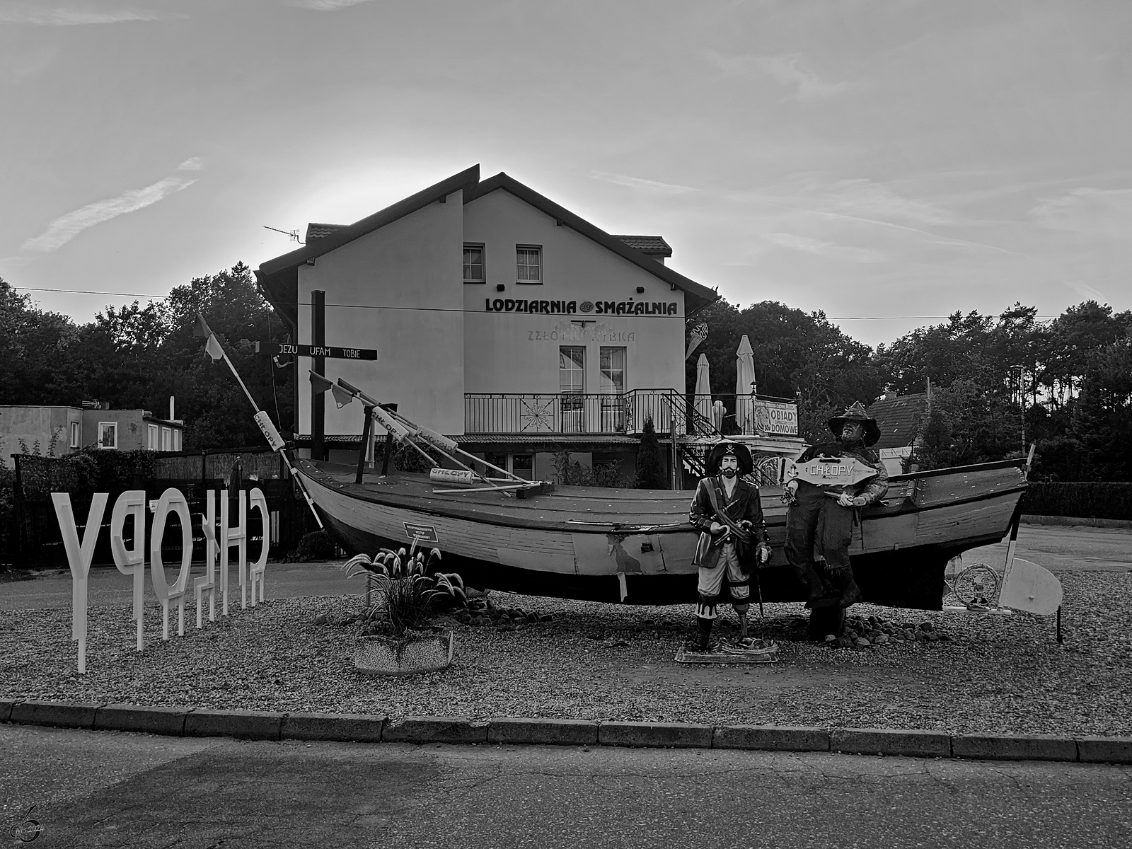 Im polnischen Strandörtchen Chłopy wird man von diesem alten Fischerboot begrüßt, welches augenscheinlich von einem Piraten geentert wurde. (September 2024)