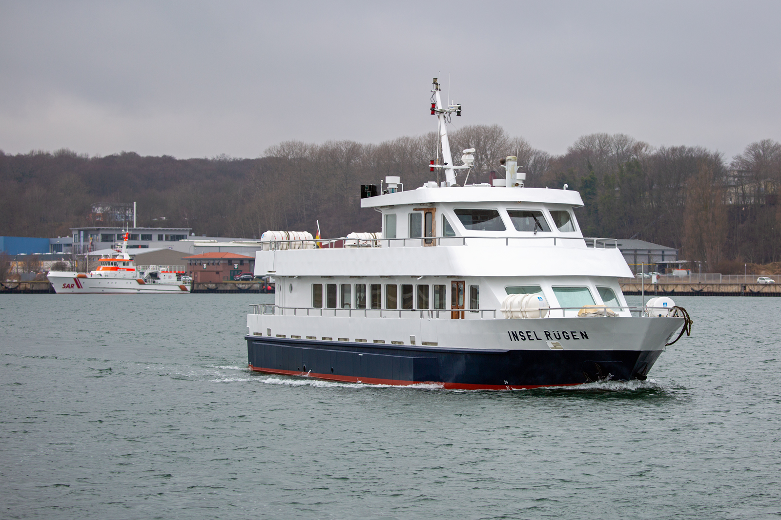 INSEL RÜGEN kehrt von Wolgast nach Sassnitz zurück. Auf der dortigen Werft hat das Fahrgastschiff zum Saisonstart im April einen frischen Anstrich erhalten. - 20.03.2023