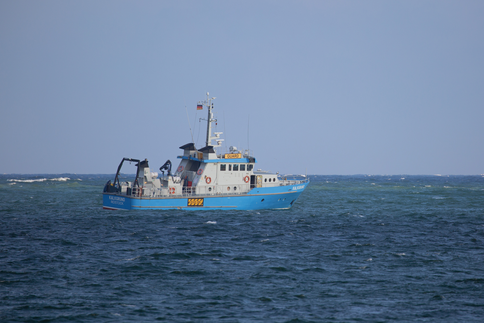 KALKGRUND (IMO 8747264) schaukelt in den Wellen vor Mukran. - 04.03.2024




