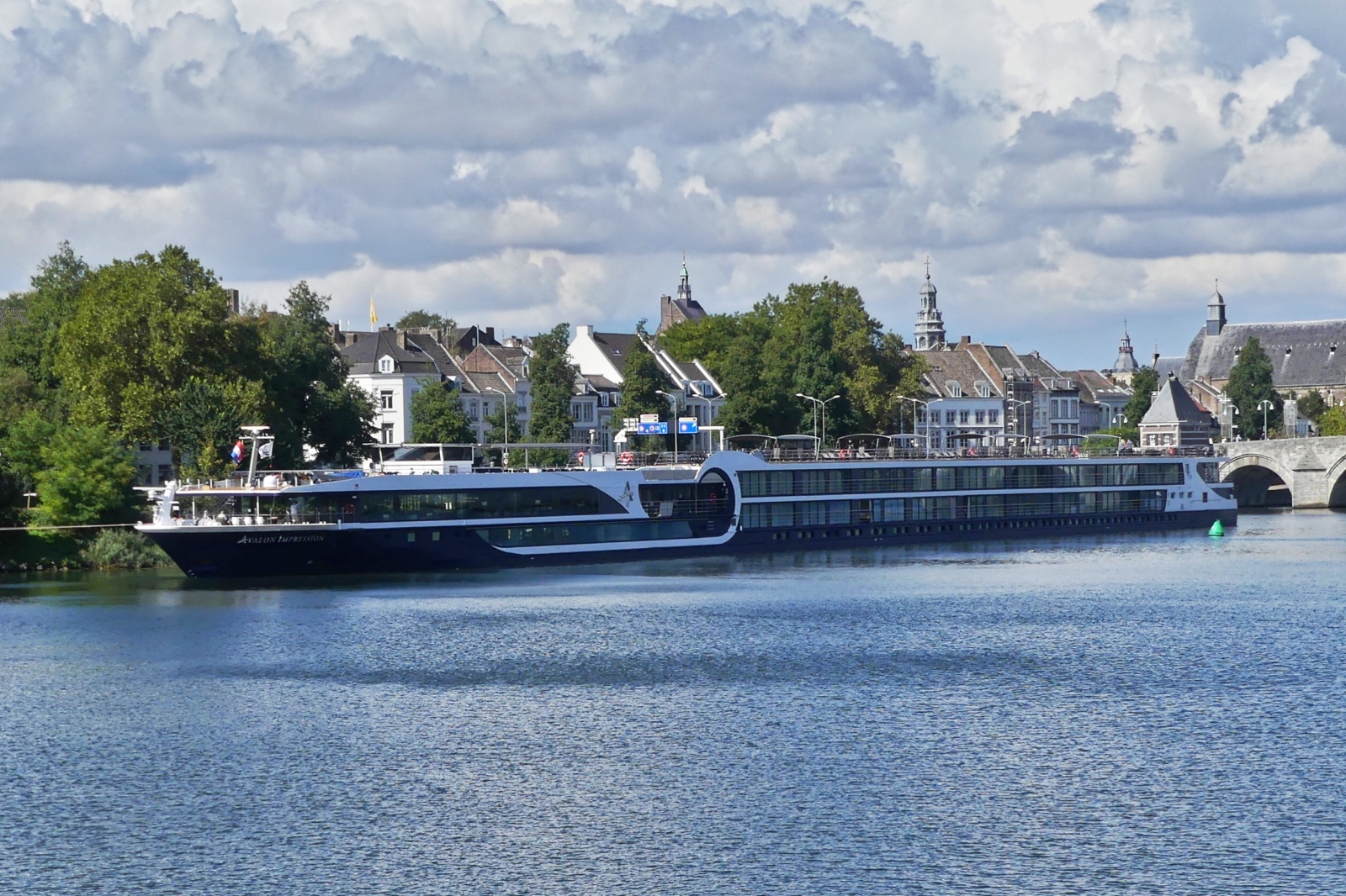 KGFS AVALON IMPRESSION, ENI 02335436, L 135 m, B 11,45 m, Passagiere max 168, am Ufer der Maas in Maastricht. 09.2026