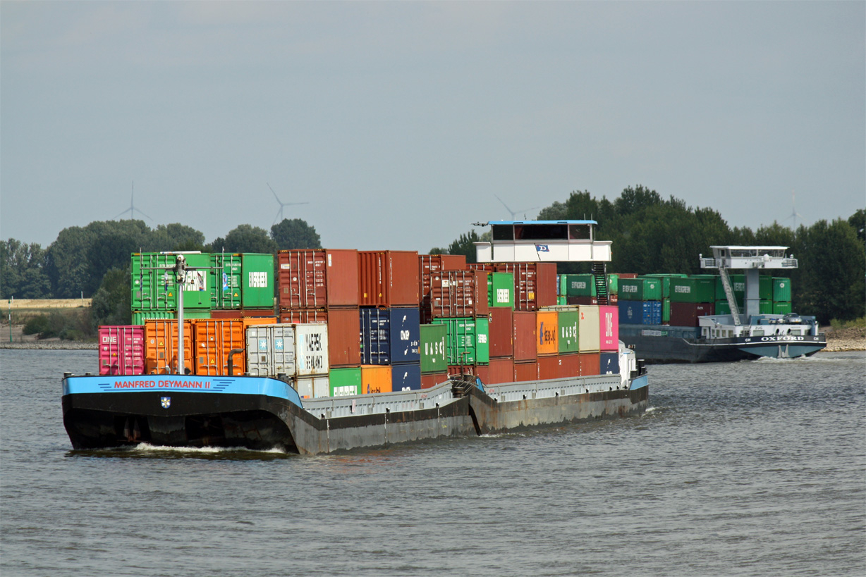 Kopperverband MANFRED DEYMANN (ENI:02324818)L.110 m B.11,45 m T 3269 TEU:208 Flagge Deutschland & GSL MANFRED DEYMANN II (ENI:02324926)L.76,43 m B.11,45 m T 2474 TEU:160 auf dem Rhein zu Berg am 08.07.2022 bei Xanten.