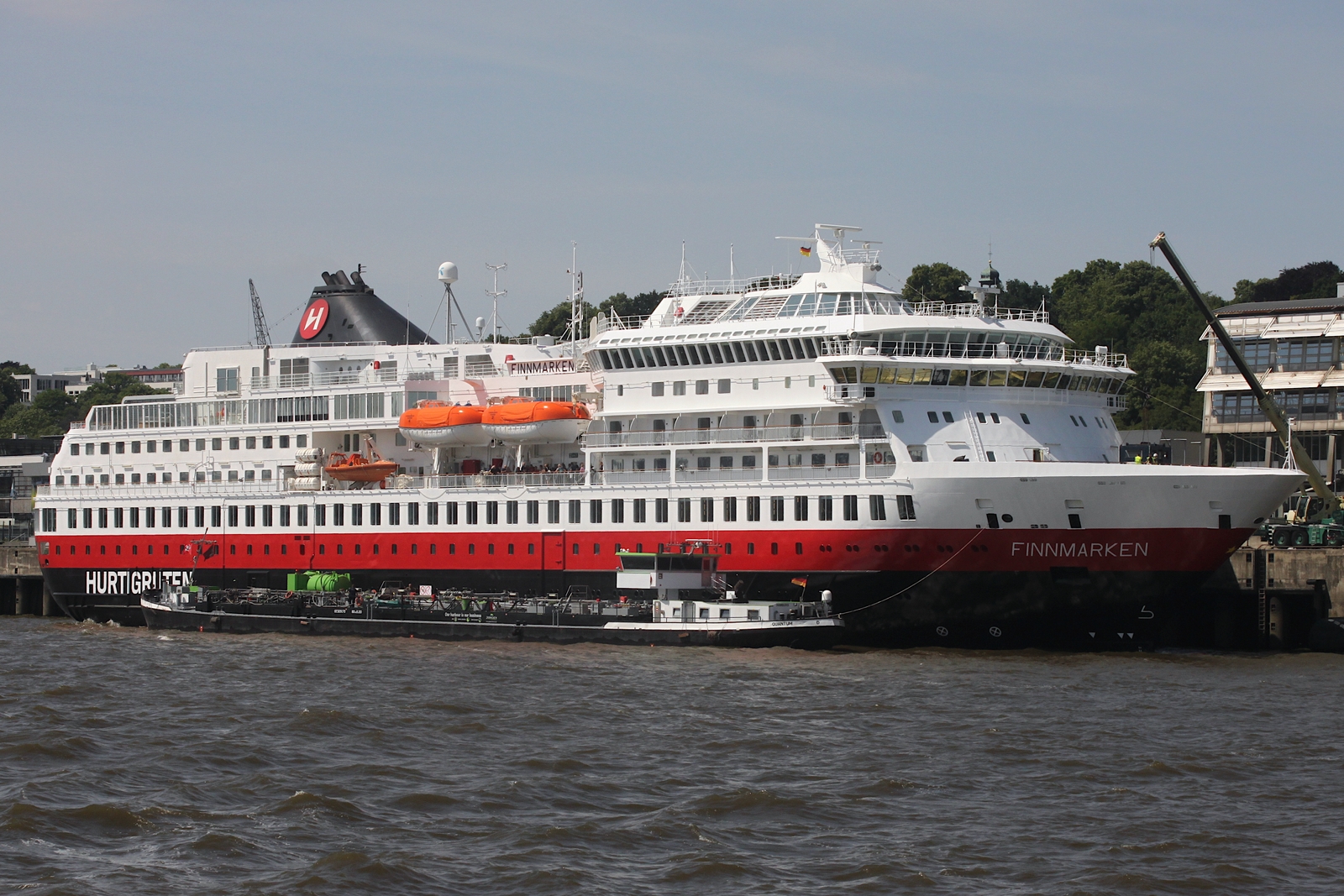 Kreuzfahrtschiff FINNMARKEN; Eigner/Betreiber: Hurtigruten; Aufnahmeort: Elbe/Hafen Hamburg, Deutschland; Datum: 13.06.2025; Info: Das Bild zeigt die FINNMARKEN beim betanken am Kreuzfahrtanleger Dockland.