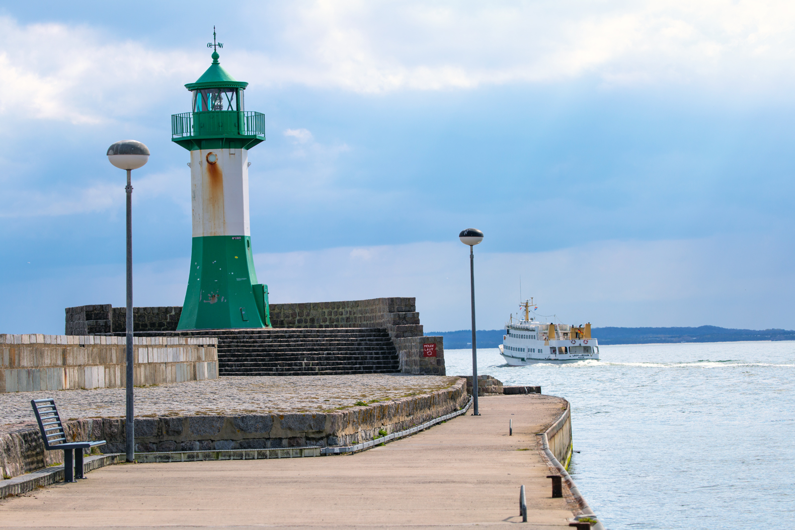 LADY von BÜSUM vor der Sassnitzer Ostmole. - 24.04.2023