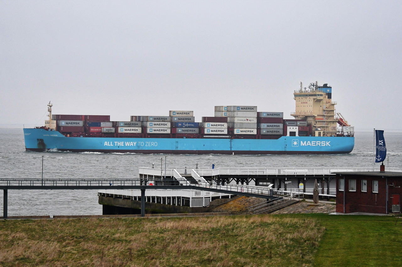 LAURA MAERSK , Feederschiff , IMO 9944546 , Baujahr 2023 , 172 x 32 m , 2100 TEU , 11.04.2025 , Cuxhaven - Alte Liebe , 