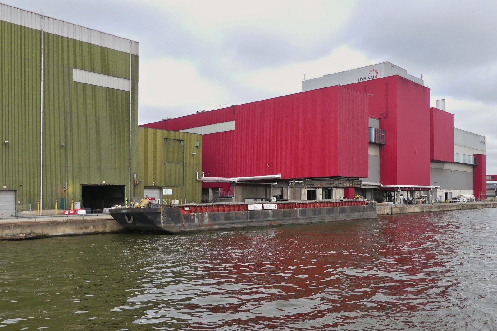 Leichter DRIVING 2, wurde bei der Mllverbrennungsanlage auf dem Albertkanal am Kai festgemacht. 18.09.2025
