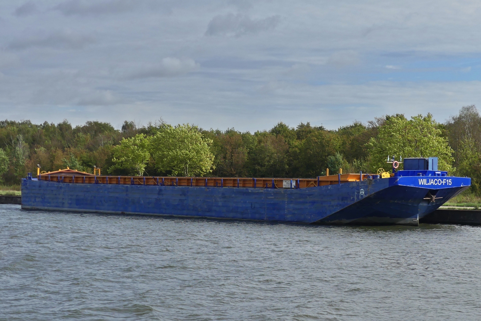 Leichter WILJACO-F15, ENI 03802849, BJ 1995, L 76,47 m, B 11,38m, 2768 t, gemeldet in Maasbracht, liegt nahe der Schleuse von Lanye am Ufer vor Anker. 09.2026