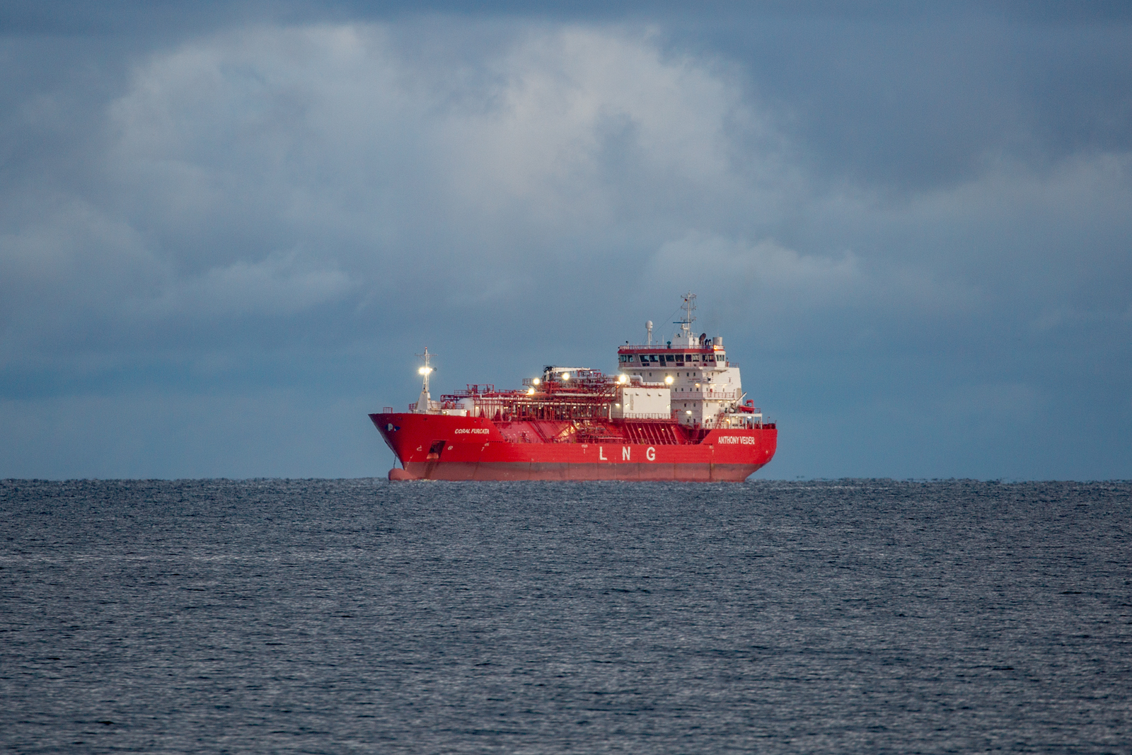 LNG-Tanker CORAL FURCATA vor Sassnitz. - 08.12.2022