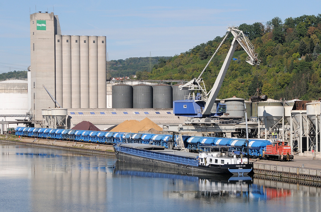 Loana Calista (6004225) & BKE 363 137-1 mit Sand/Schotterzug im Plochinger Hafen 20.09.2023