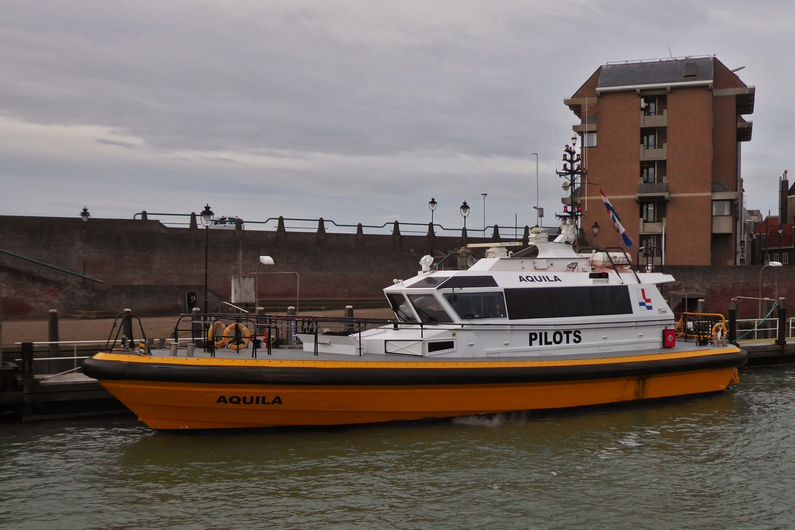 Lotsenboot AQUILA, Flagge Belgien, aufgenommen an ihrem Liegeplatz nahe Vlissingen. 05.11.2022