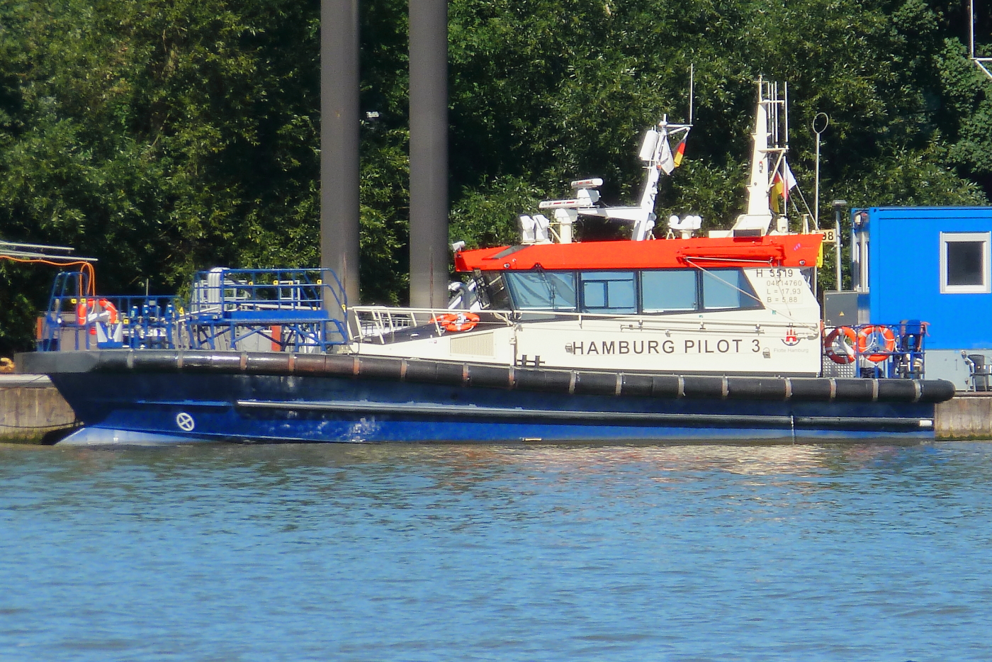 Lotsenboot HAMBURG PILOT 3 (ENI 04814760) von der Hamburg Port Authority. Aufnahmeort: Elbe Hamburg,  Anlegestelle Seemannsh�ft; Aufnahmedatum: 18.08.2025;  