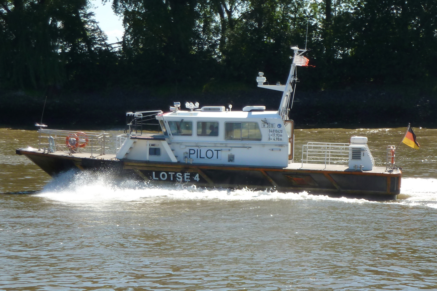 Lotsenboot LOTSE 4 der Flotte Hamburg GmbH & Co. KG, ENI: 04810620. Auf der Elbe bei Hamburg am 18.08.2025.
