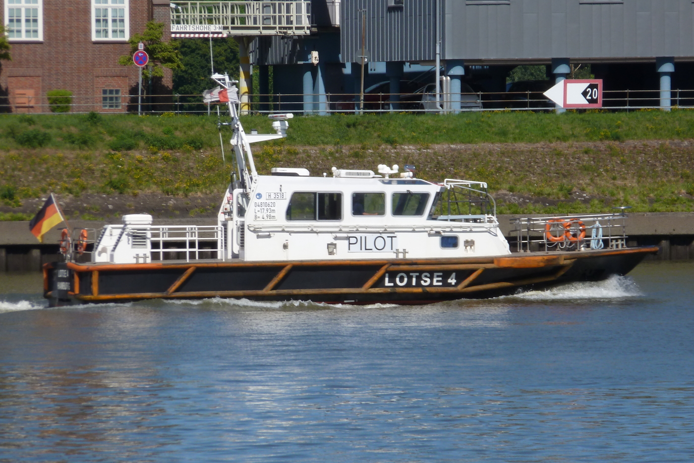 Lotsenboot LOTSE 4 der Flotte Hamburg GmbH & Co. KG, ENI: 04810620. Bei der Fahrt nahe dem Lotsenhaus Seemannsh�ft/Hamburg am 18.08.2025.