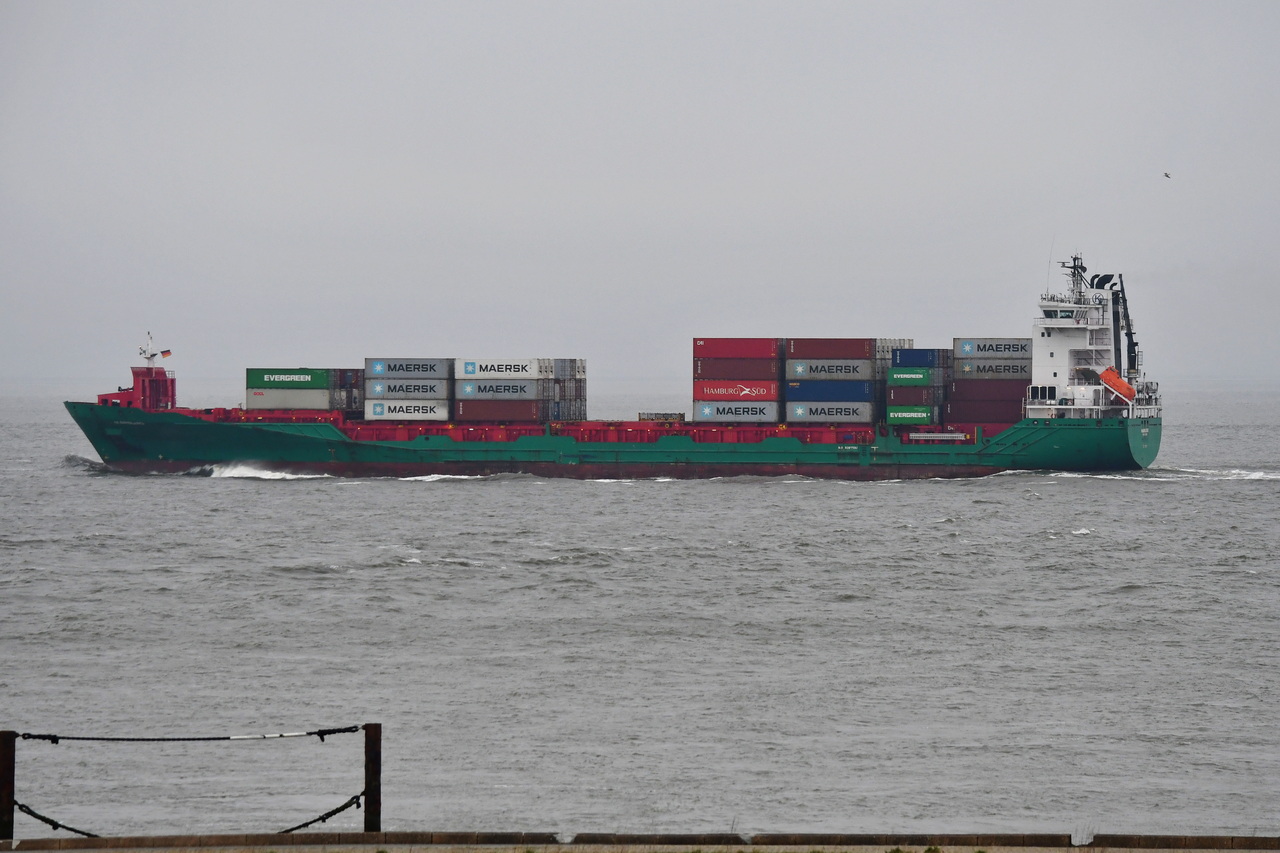 MARBURG , Feederschiff , IMO  9387592 , 158 x 23 m , Baujahr 2009 , 1025 TEU , 11.04.2025 , Cuxhaven - Alte Liebe , 