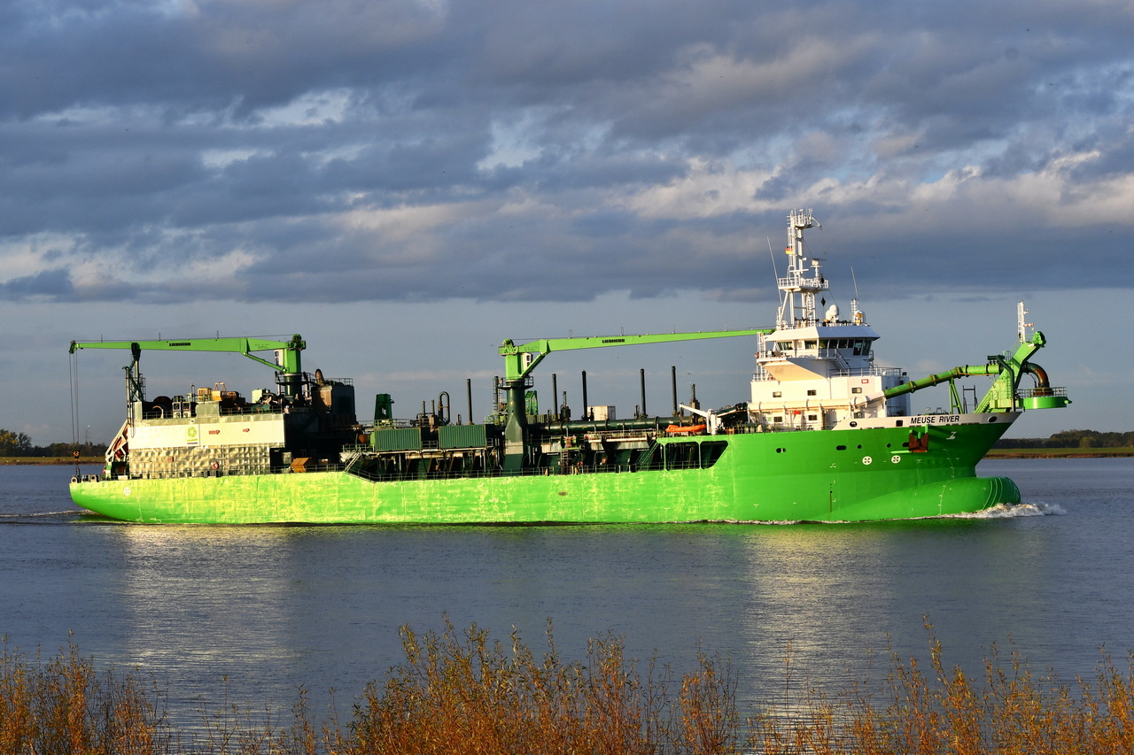 MEUSE RIVER , Saugbagger , IMO 9866988 , Baujahr 2020 , 116 x 26 m , Lühe - Deich , 22.10.2025 