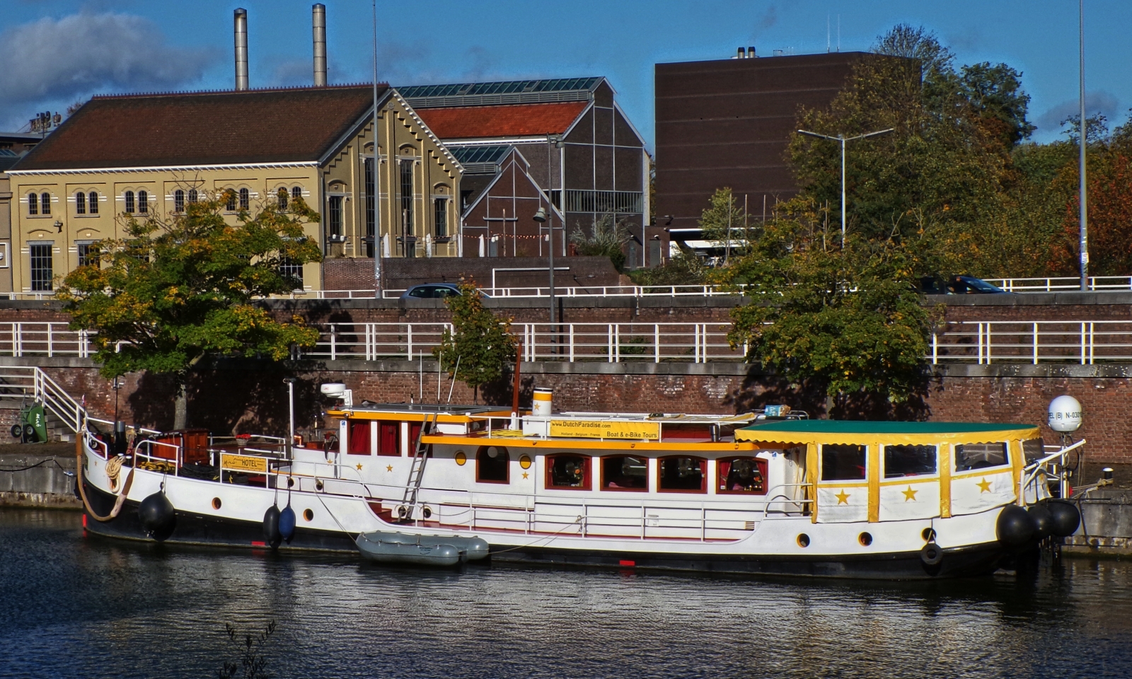 MIRO Hotelboot von Dutch Paradise, für Boot & Bikes Tours, hat im Bootshafen in Maastricht angelegt. 10.2025 MIRO Hotelboot von Dutch Paradise, für Boot & Bikes Tours, hat im Bootshafen in Maastricht angelegt. 10.2025