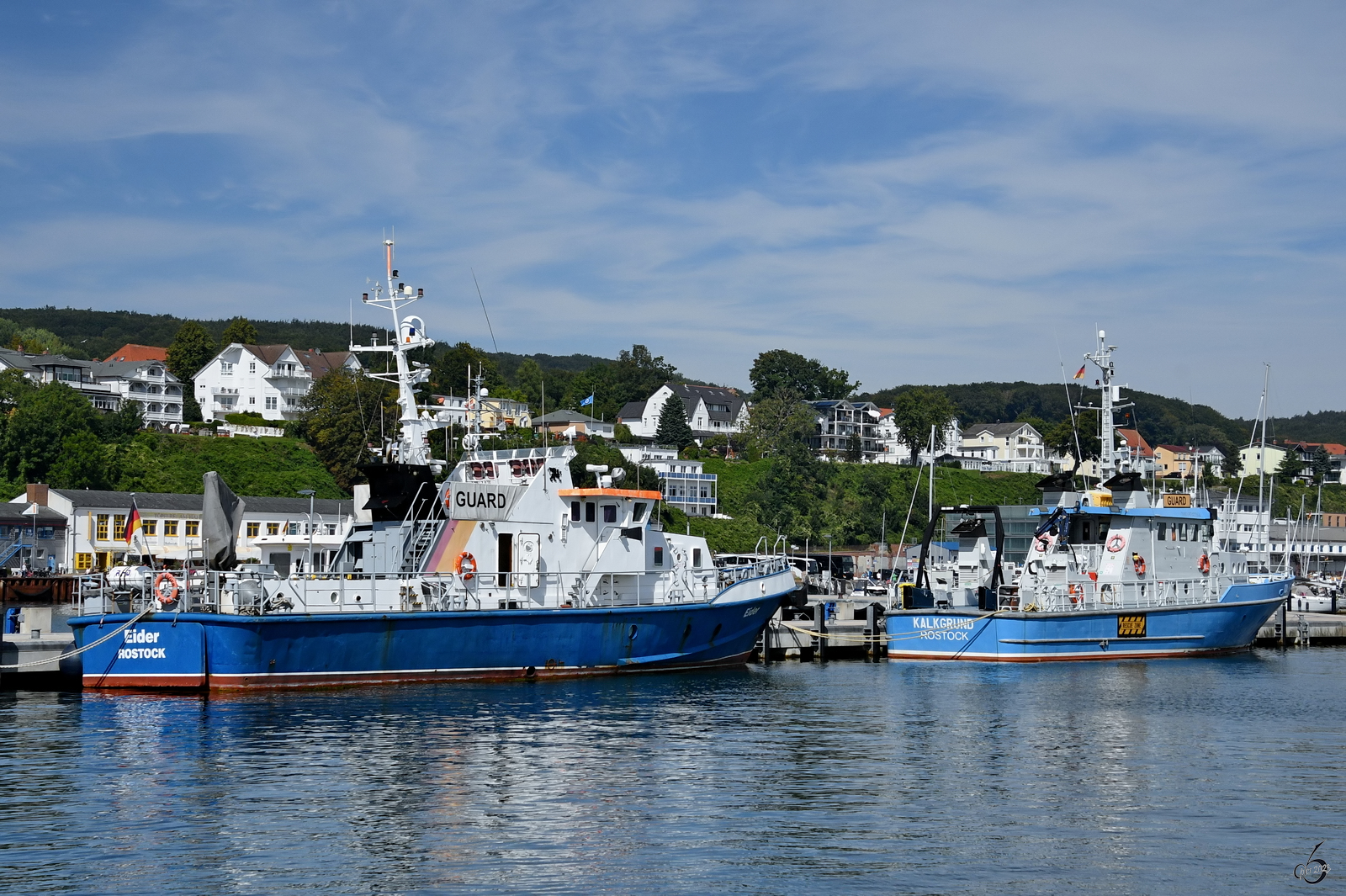 Mitte August 2023 hatten die Schiffe EIDER (IMO: 8813544) und KALKGRUND (IMO: 8747264) im Hafen von Sassnitz angelegt.