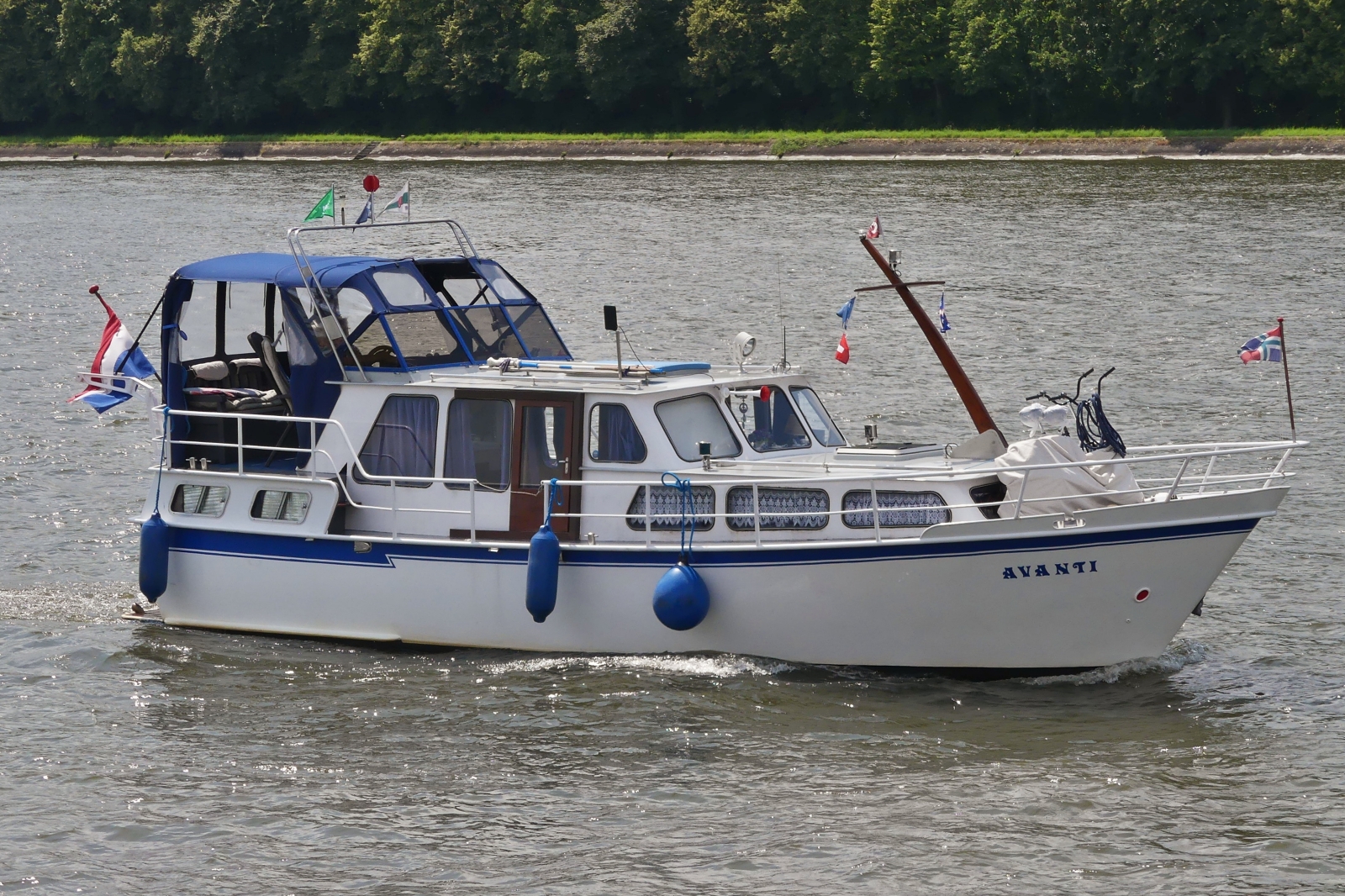 Motorboot AVANTI muss sich vor der Schleuse Lanaye ebenso wie mehrere Schiffe auf die Schleusung warten. 17.07.2024