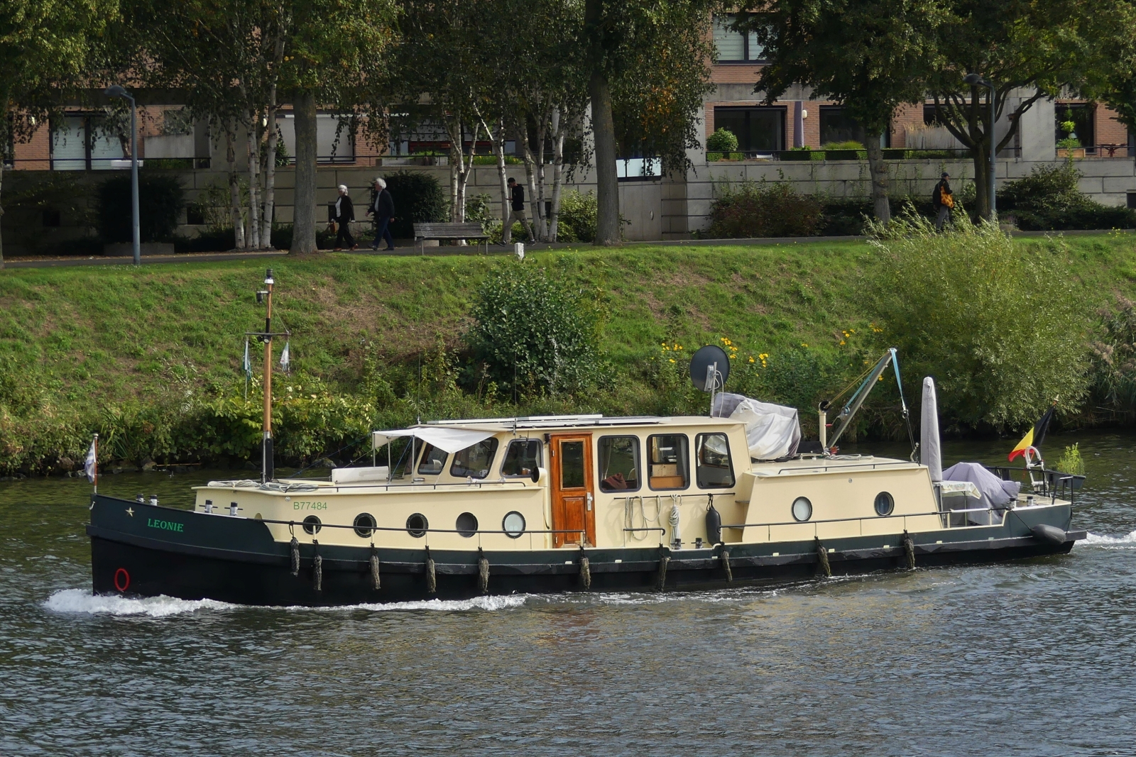 Motorboot Leonie in gemütlicher Fahrt zu Tal auf der Maas in Maastricht. 10.2023 