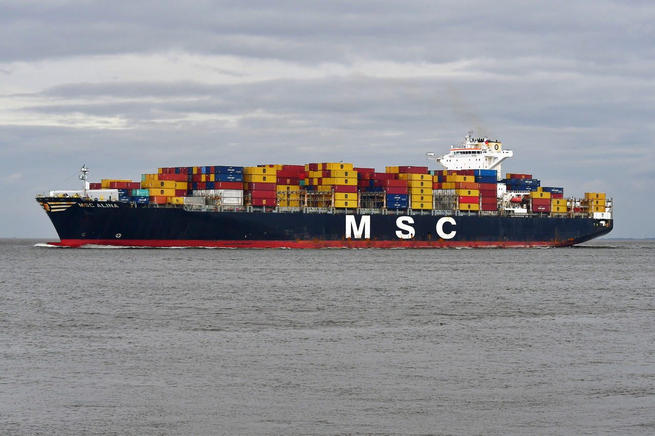 MSC ALINA , Containerschiff , IMO 9695016 , Baujahr 2014 , 300 x 48 m , 9000 TEU , 29.10.2025 ,Cuxhaven , Alte Liebe , 