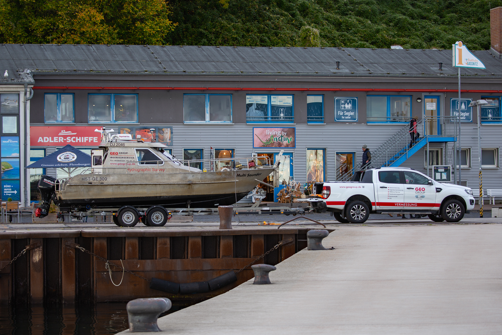 MULTI SOUNDER auf Bootsanhänger mit FORD PICK-UP als Zugmaschine an der Sassnitzer Marina. 18.10.2023