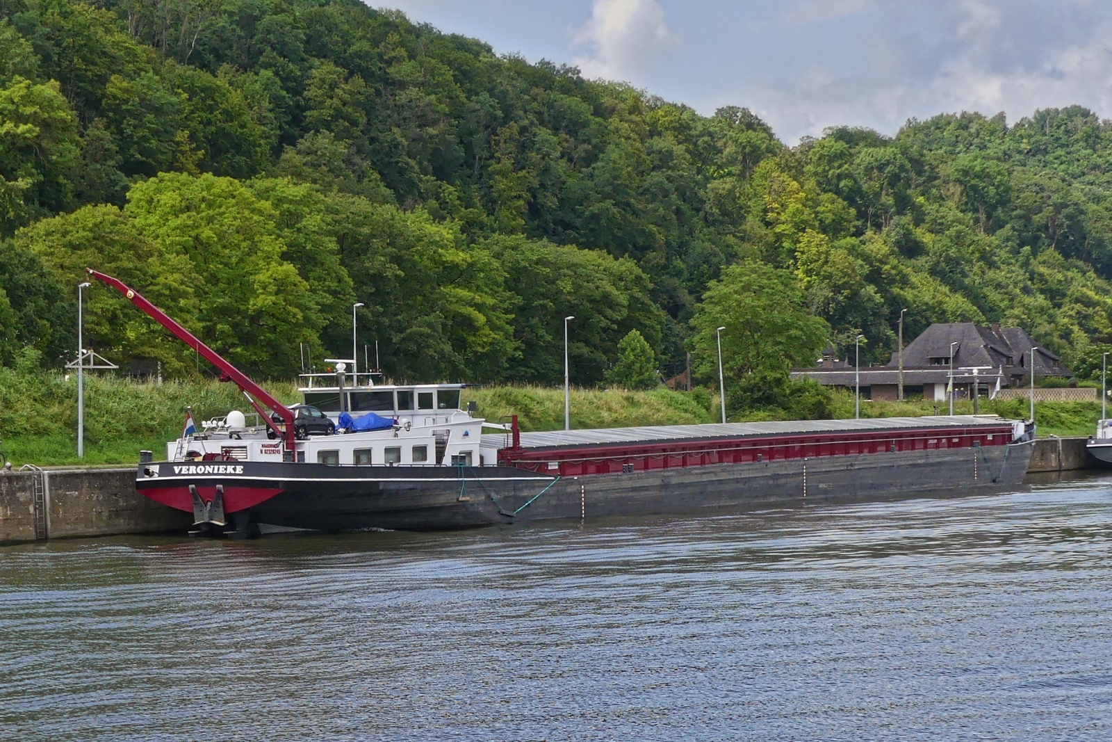 Nach der Ausfahrt aus der Schleuse Lanaye, hat die GMS Veronike ENI 02328245, am Kai festgemacht und eine Pause vor der Weiterfahrt eingelegt. 17.07.2024