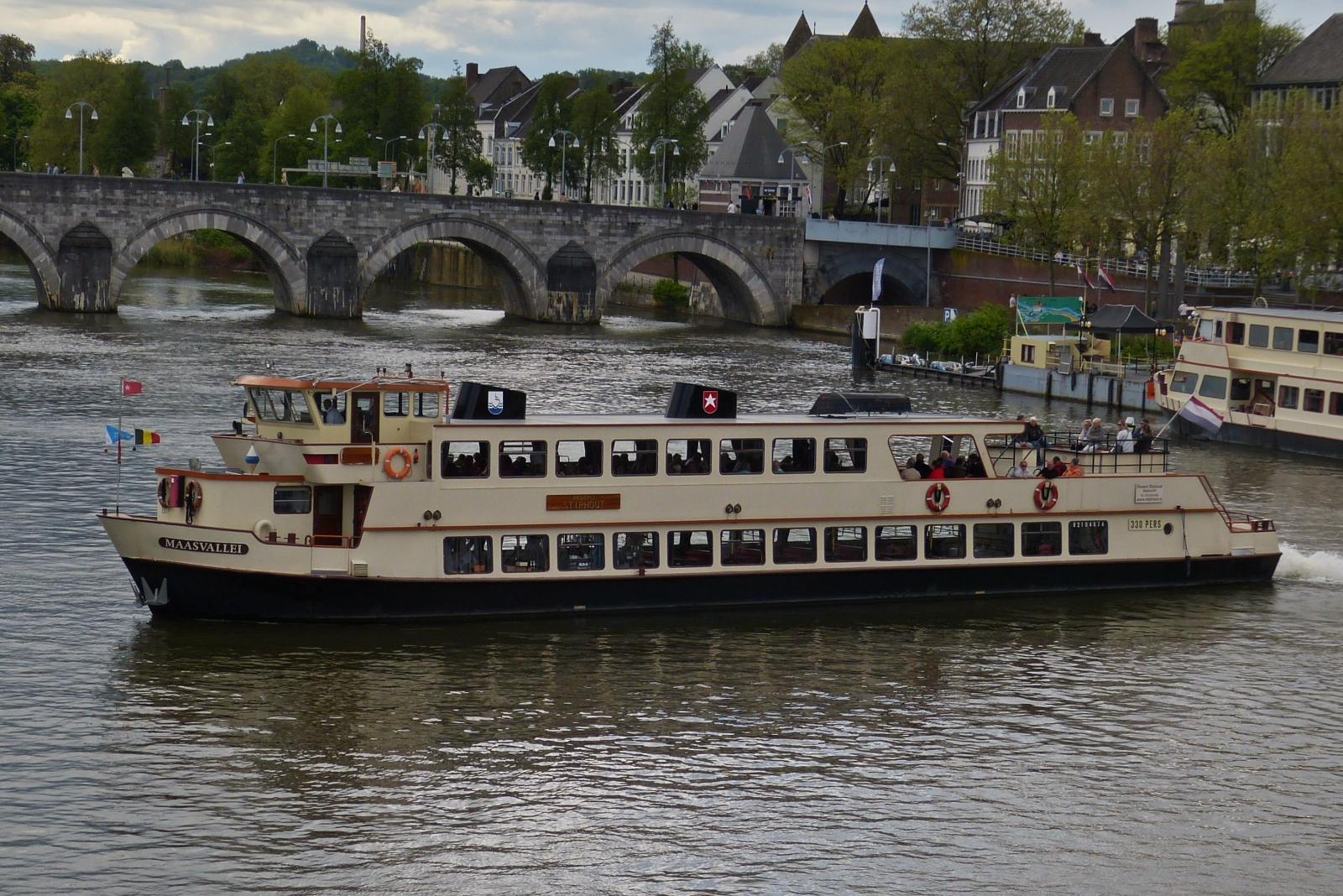 Nach dem Verlassen des Anlegers muss das Ausflugschiff Maasvallei, eine 180 Wende machen um die Fluss Rundfahrt auf der Maas bei Maastricht zu absolvieren. 05.2023